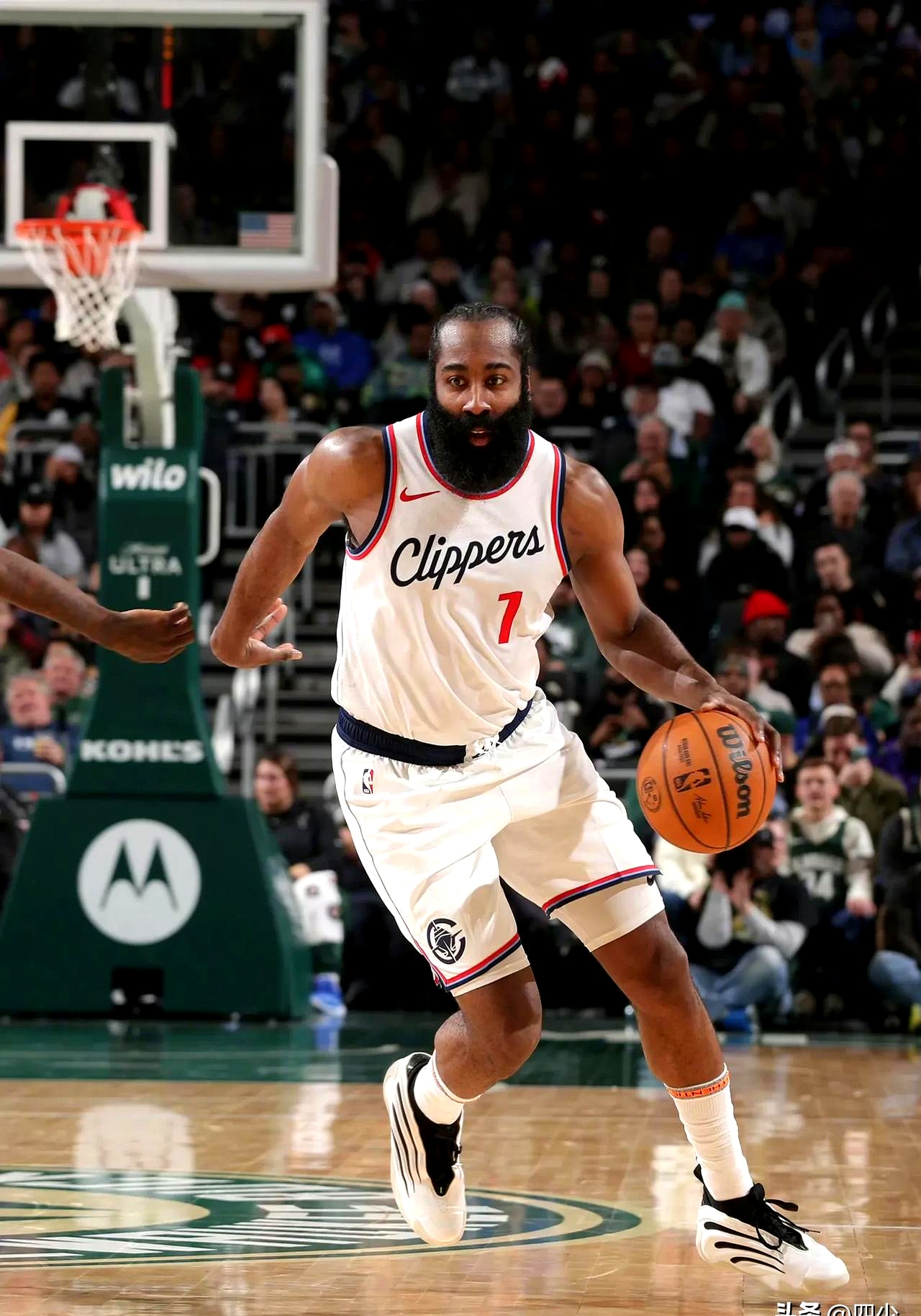 快船逆转黄蜂，取得关键胜利