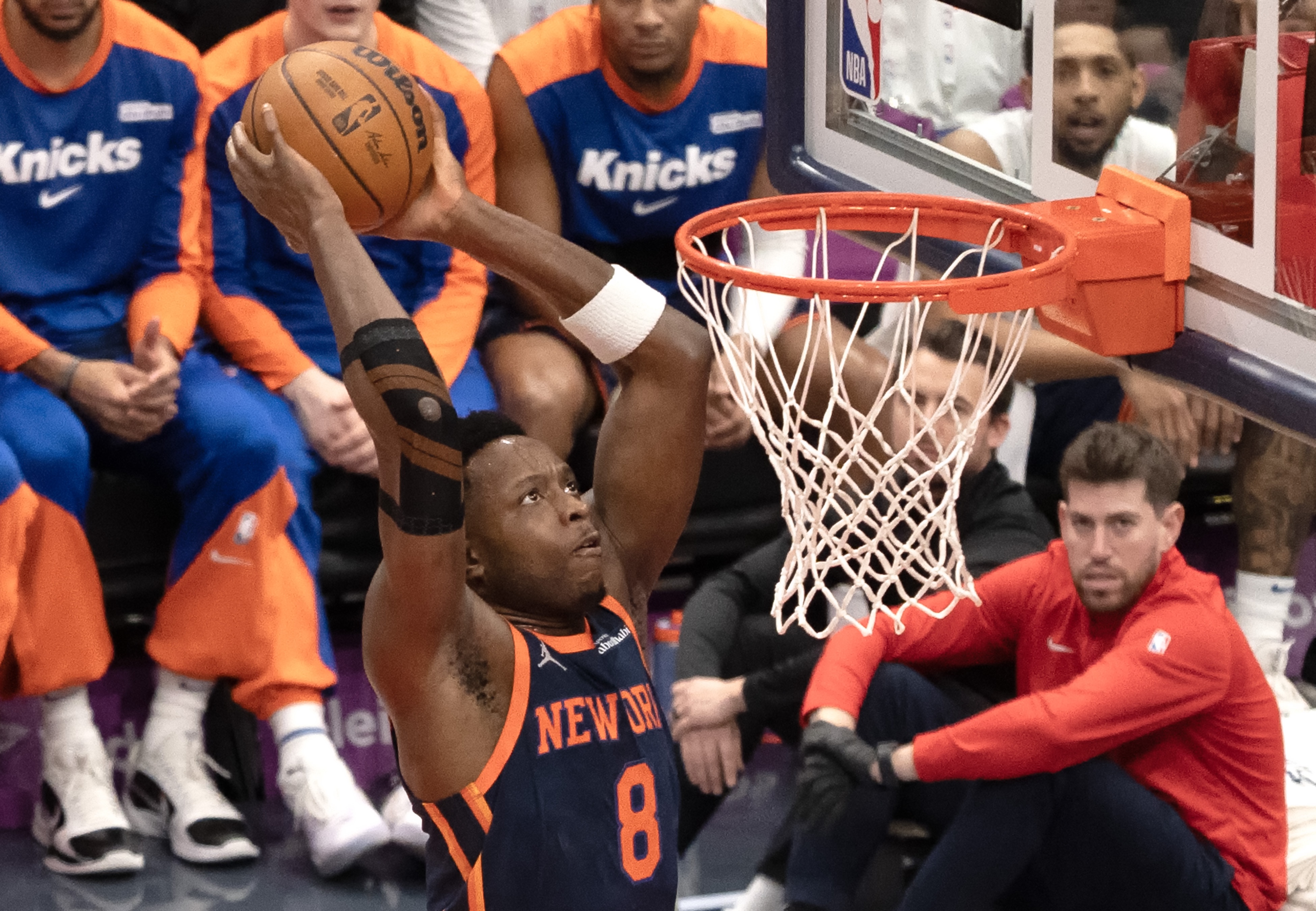 勇士主场惊险战胜尼克斯