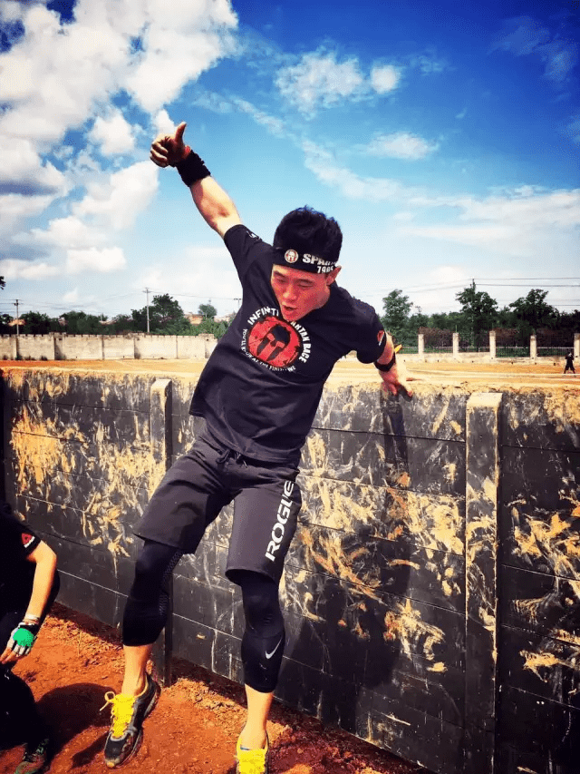 队员身手灵活，攻守兼备赢得胜局