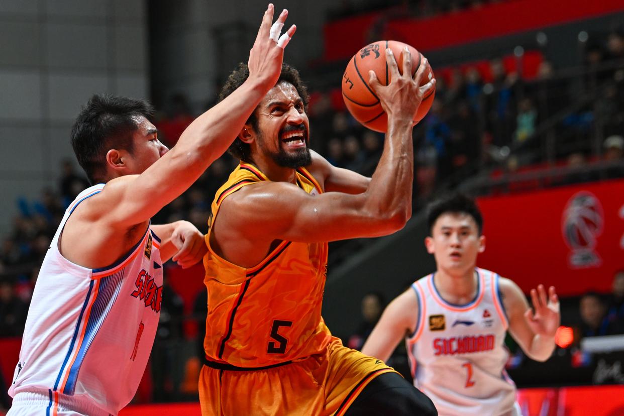 江苏队内线包夹密集，艰难击败广厦队继续领先的简单介绍