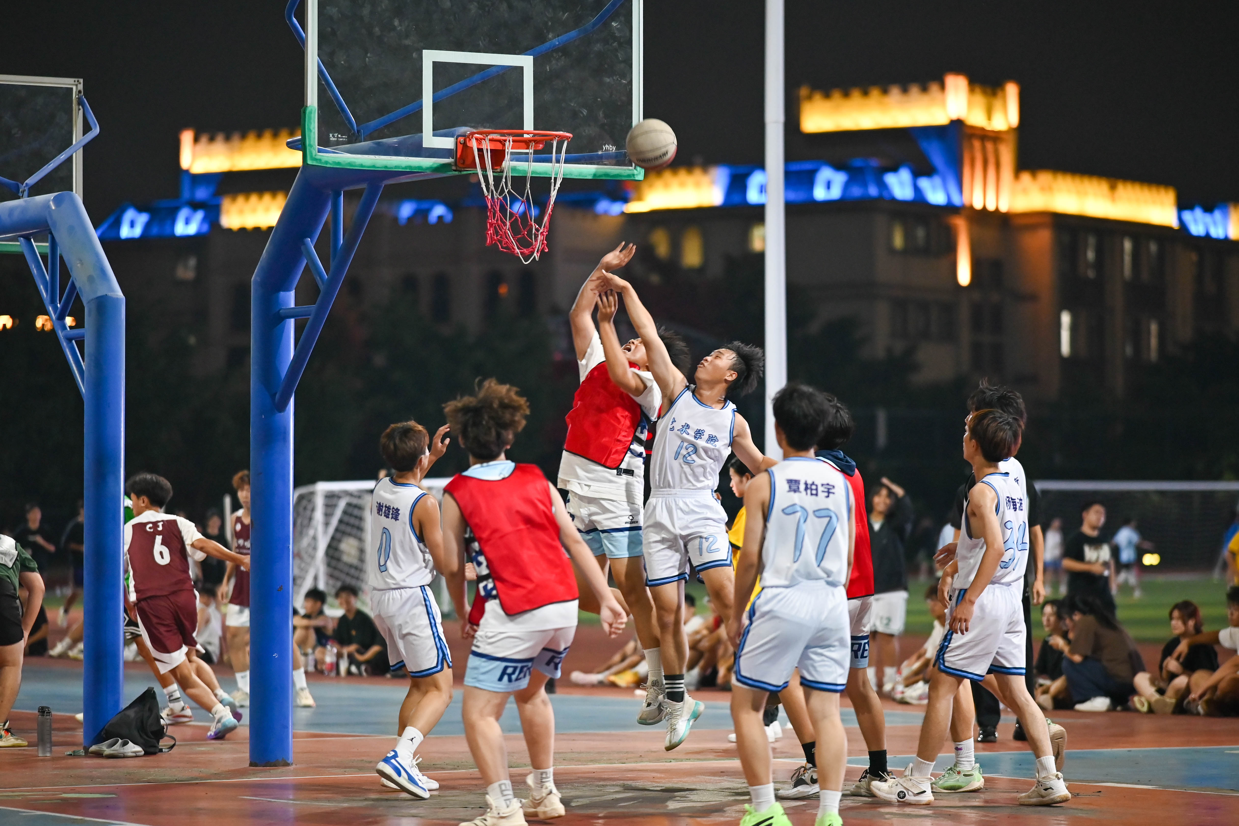 篮球场地升级改造完毕，迎接全新赛季挑战的简单介绍