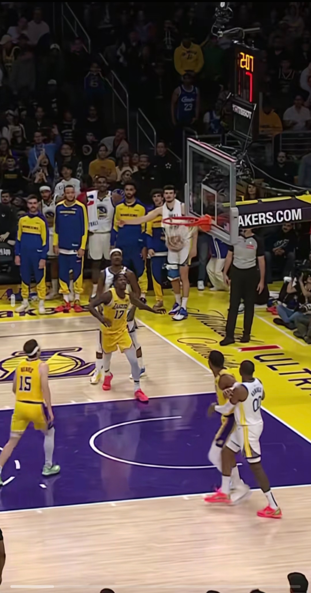 湖人队主场大胜步行者队